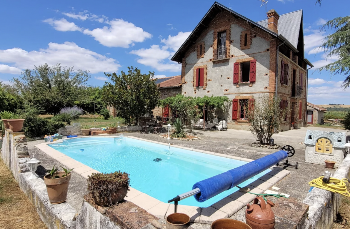 Maison avec piscine extérieure