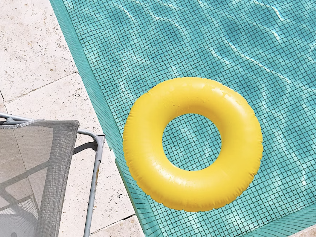 Bouée dans piscine 